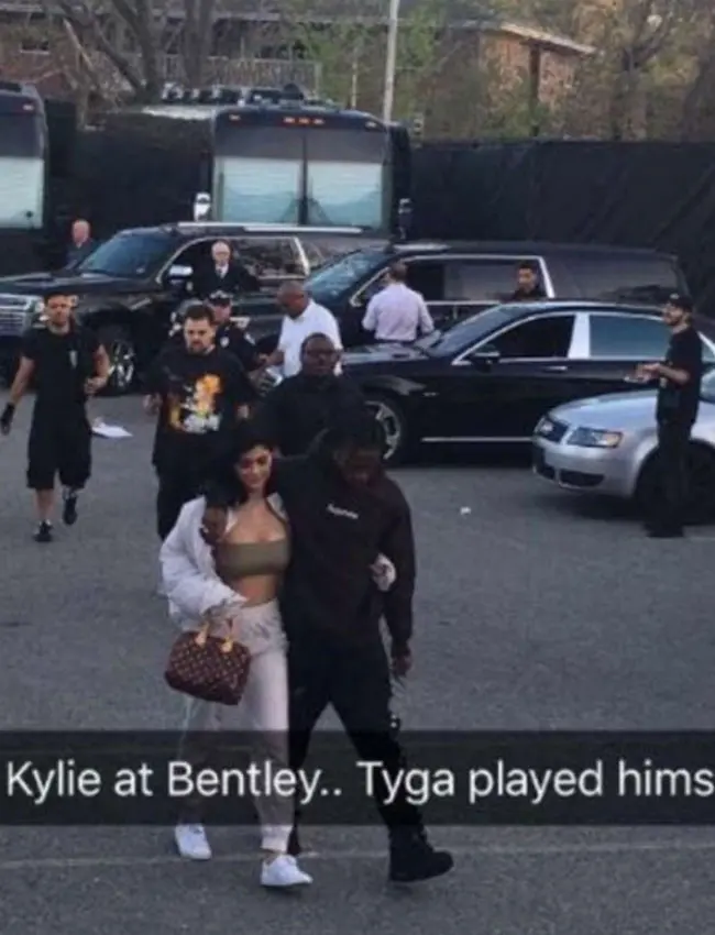 Kemesraan Kylie Jenner dan Travis Scott. (twitter.com/OnlyInBOS)