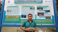 Sutrisno (52), petani ikan di Dusun IV, Desa Aek Songsongan, Kecamatan Aek Songsongan, Kabupaten Asahan, Sumatera Utara, membawa ikan jurung hasil budidaya. (Foto: Liputan6.com/Huyogo Simbolon)