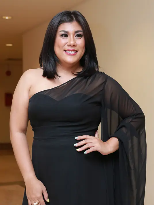 Banyak artis yang tidak mengambil job di malam tahun baru. Tapi bagi Regina Ivanova, penyanyi jebolan ajang pencari bakat  ini malah lebih senang mengambil job di malam tahun Baru. (Galih W Satria/Bintang.com)