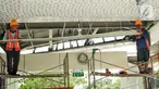 Pekerja menyelesaikan revitalisasi Halte Cawang Central di Jakarta, Jumat (17/11/2023). Progres pengerjaan revitalisasi Halte Cawang Central yang berlokasi tepat di depan Universitas Kristen Indonesia (UKI) itu telah mencapai 65-70 persen dan ditargetkan pada akhir tahun 2023 sudah bisa beroperasi. (Liputan6.com/Herman Zakharia)