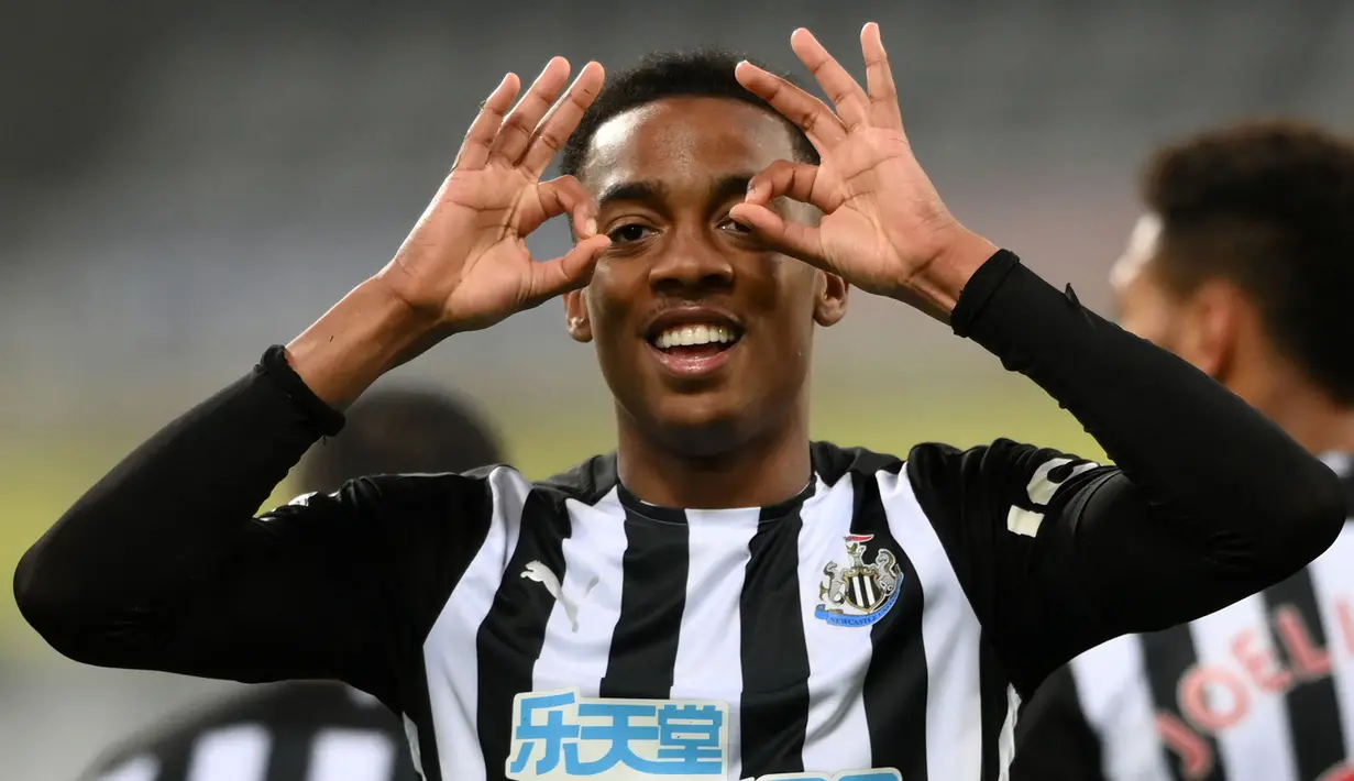 Gelandang asal Inggris, Joe Willock yang kini tengah menjalani musim keempat bersama Newcastle United tercatat mampu mencetak 7 gol dalam 7 pekan beruntun di Premier League saat berseragam Newcastle United dengan status pinjaman dari Arsenal. Momen itu terjadi pada musim 2020/2021 mulai pekan ke-30 hingga 38 yang selingi dengan absennya pada pekan ke-31 dan 34. Gol terakhirnya dicetak saat berusia 21 tahun, 9 bulan dan 3 hari. (AFP/Pool/Stu Forster)