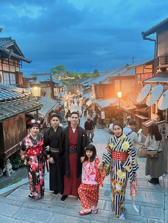Tak sendiri, Verrel Bramasta kenakan kimono bersama keluarganya layaknya keluarga bangsawan [@bramastavrl]