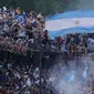 Suporter merayakan kemenangan timnas sepak bola Argentina atas Prancis pada pertandingan final Piala Dunia Qatar 2022 di Buenos Aires, Argentina, 18 Desember 2022. Argentina menang 4-2 dalam drama adu penalti setelah pertandingan berakhir imbang dengan skor 3-3. (AP Photo/Matilde Campodonico)