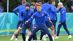 Bek Inggris, Kieran Trippier bersama rekan-rekannya melakukan pemanasan saat mengikuti latihan di Tottenham Hotspur training di London (21/6/2021). Inggris akan bertanding melawan Republik Ceko pada grup D Euro 2020 di Stadion Wembley. (AFP/Justin Tallis)
