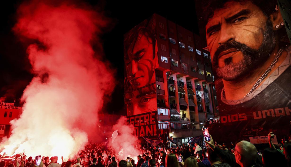 Para fans merayakan ulang tahun Diego Maradona di San Giovanni, Napoli, Minggu (30/10/2022). (Alessandro Garofalo/LaPresse via AP)