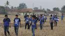 Bobotoh jalan melalui sawah kering menuju Stadion Si Jalak Harupat, Bandung. (Bola.com/Vitalis Yogi Trisna)