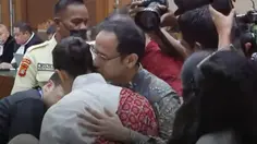 Momen Romantis Nadiem Makarim Peluk dan Cium Istri Sebelum Sidang Vonis
