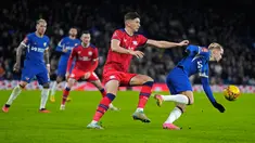 Pemain Chelsea Raheem Sterling jatuh ke tanah di antara pemain Preston North End Alistair McCann (kiri) dan Liam Millar pada pertandingan sepak bola Piala FA di Stadion Stamford Bridge, London, Inggris, Sabtu (6/1/2024). (AP Photo/Kirsty Wigglesworth)
