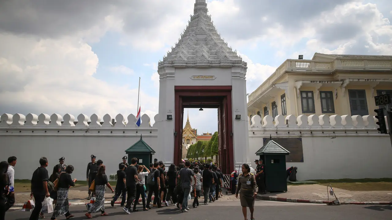 Ribuan orang antre ke Istana Raja Thailand. (Reuters)