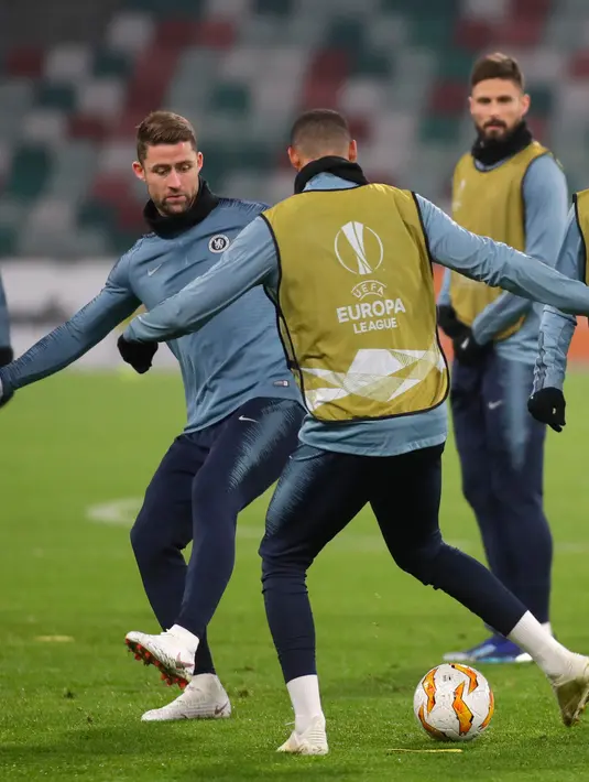 Bek Chelsea, Garry Cahill berusaha merebut bola rekannya saat sesi pelatihan tim di stadion Dinamo, di Minsk, Belarusia (8/11).  Chelsea akan bertanding melawan wakil Belarusia, BATE Borisov pada grup L Liga Eropa. (AP Photo/Sergei Grits)