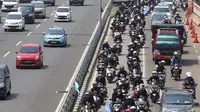 Konvoi buruh menggunakan sepeda motor melintas di Jalan Gatot Soebroto, Jakarta, Selasa (1/5). Ribuan buruh dari berbagai elemen memperingati perayaan Hari Buruh untuk menyampaikan aspirasi di sejumlah titik di Ibukota. (Liputan6.com/Immanuel Antonius)