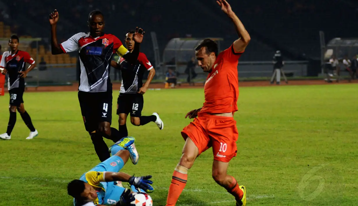 Penjaga gawang Persijap Jepara, Dedy Hariyanto (bawah) mencoba menahan laju serangan penyerang Persija, Ivan Bosnjak (kanan) saat berlaga di stadion GBK Jakarta, (26/5/2014). (Liputan6.com/Helmi Fithriansyah)