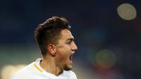 Winger AS Roma, Cengiz Under, merayakan gol yang dicetak ke gawang Shakhtar Donetsk pada leg pertama 16 besar Liga Champions di Oblasny SportKomplex Metalist, Rabu (21/2/2018).  (AP Photo/Efrem Lukatsky)