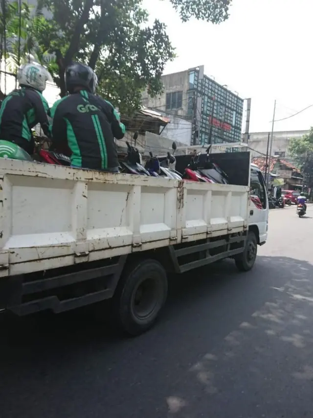 8 Tingkah Kocak Driver Ojek Online Kalau Lagi Tidak Ada Orderan