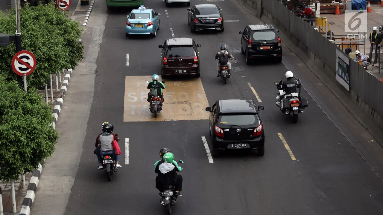 Motor melintas di Jalan MH Thamrin
