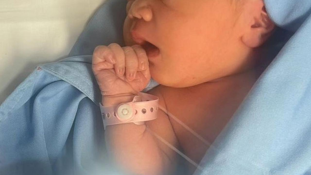 Pasangan Valencia dan pebulutangkis Kevin Sanjaya dikaruniai anak pertama berjenis kelamin perempuan. Bayi mungil itu diberi nama Avery Victoria Sukamuljo.<br>