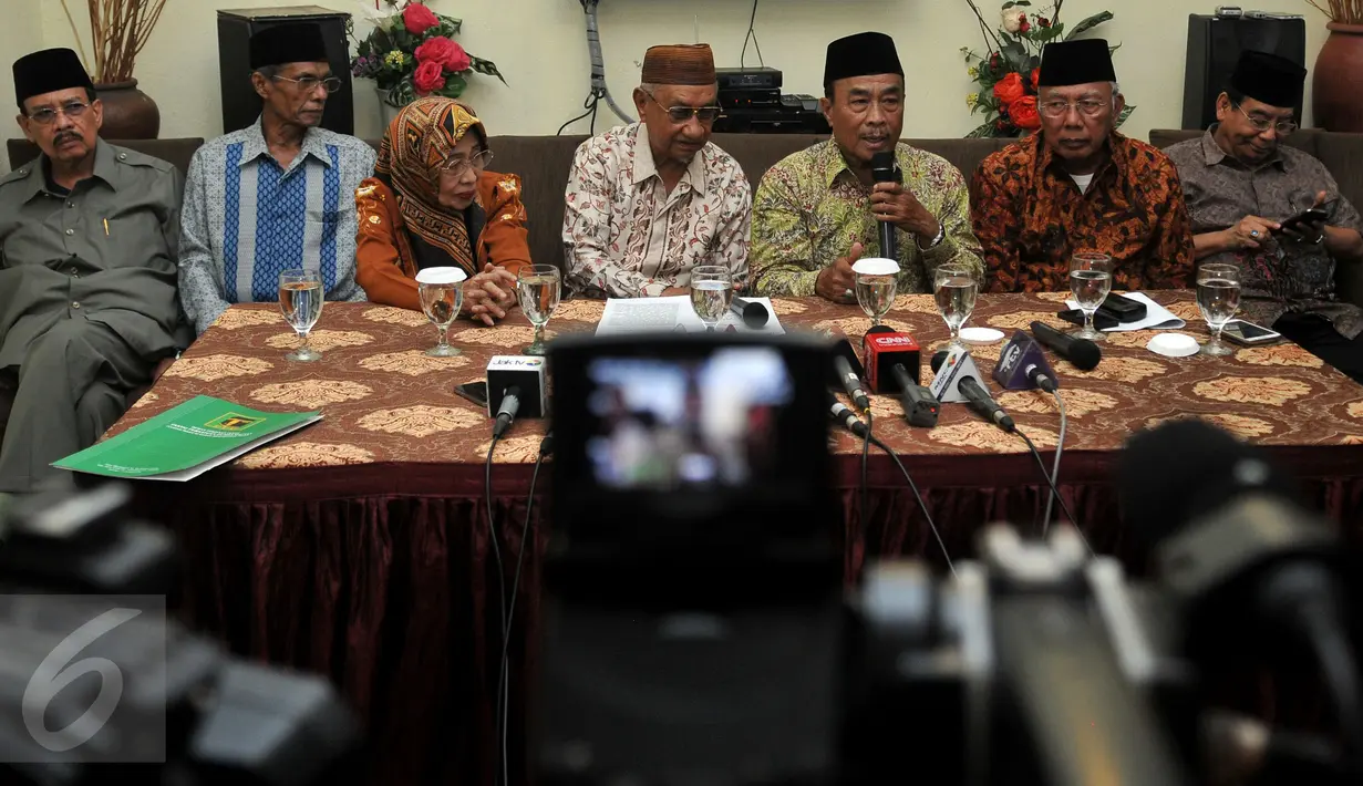 Suasana ketika para sesepuh dan pendiri PPP memberi keterangan pers di Jakarta, Kamis (18/2). Para sesepuh mengajak kedua kubu yakni Djan Farid dan Romahurmuziy segera mengakhiri perseteruan dengan segera islah. (Liputan6.com/Johan Tallo)