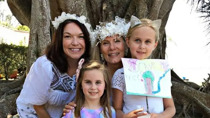 Menikahi pohon usia 100 tahun/copyright AFP