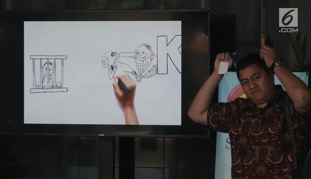 Tamu berjalan melintasi layar monitor yang menampilkan karikatur pemberantasan korupsi di lobi Gedung KPK, Jakarta, Selasa (20/3). Karikatur tersebut sebagai contoh proses pencegahan korupsi sejak dini. (Merdeka.com/Dwi Narwoko)