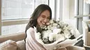 Mengenakan atasan lengan panjang dipadukan celana panjang putih, Yasmin Napper pun menerima buket bunga mawar putih. [@yasminnapper]