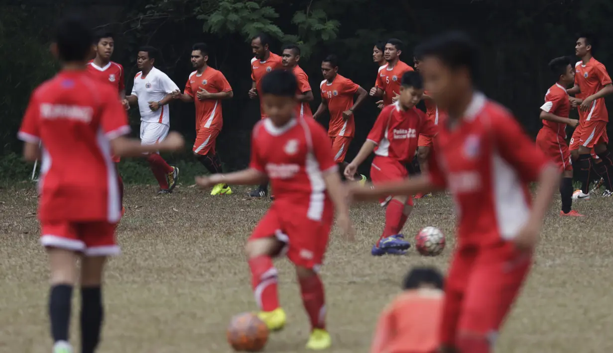 Persija berlatih dengan berbagi lapangan bersama anak-anak SSB Pelita Jaya jelang Piala Jenderal Sudirman di Lapangan National Youth Training Center, Sawangan, Depok, Jumat (30/10/2015). (Bola.com/Vitalis Yogi Trisna)