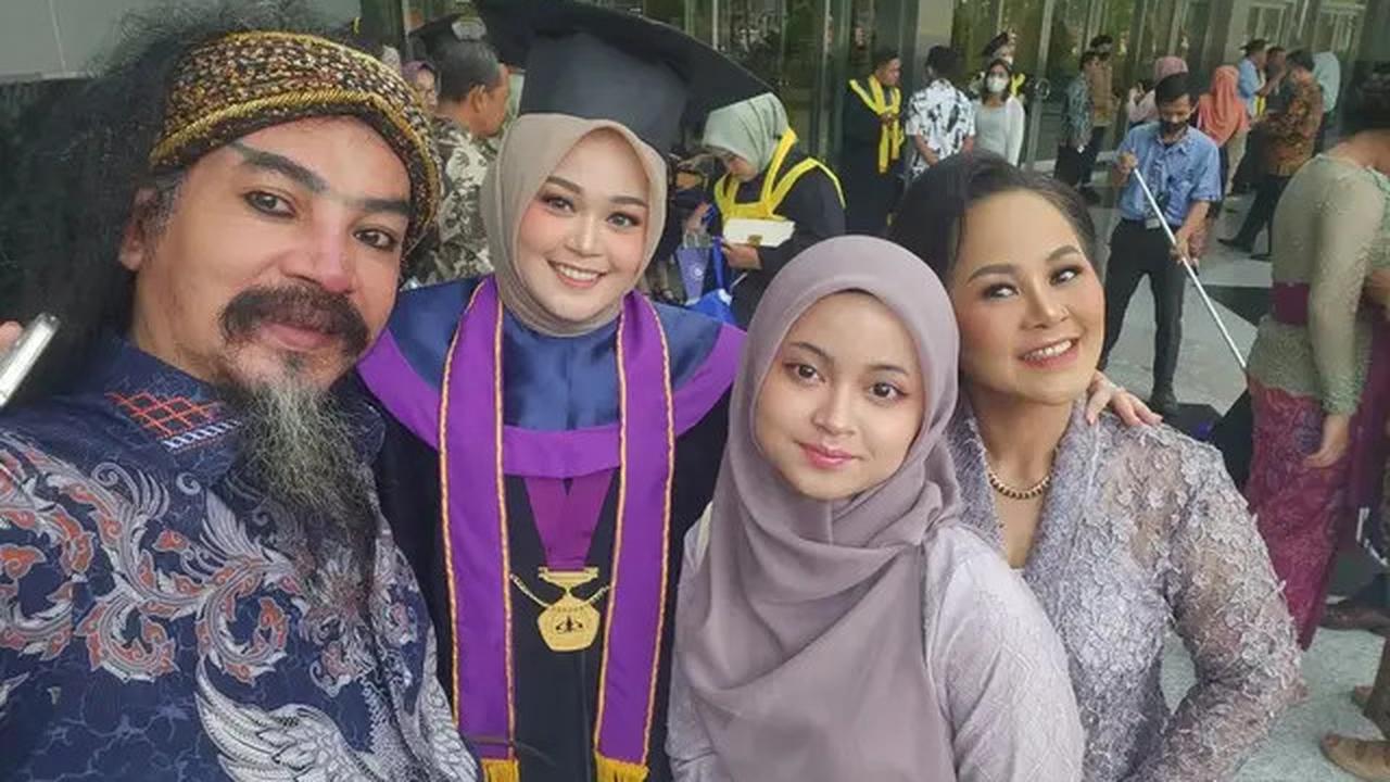 7 Potret Limbad Rayakan Ultah Istri, Kekompakan Dua Putrinya Curi Perhatian