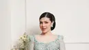 Potret terbarunya saat mengenakan baju kebaya berhasil curi perhatian. Tina Toon tampil cantik mengenakan kebaya modern berwarna tosca dan bawahan kain batik senada. Ia juga terlihat semakin ramping dengan garis pipi yang tirus. (Liputan6.com/IG/@yudajulianofficial)