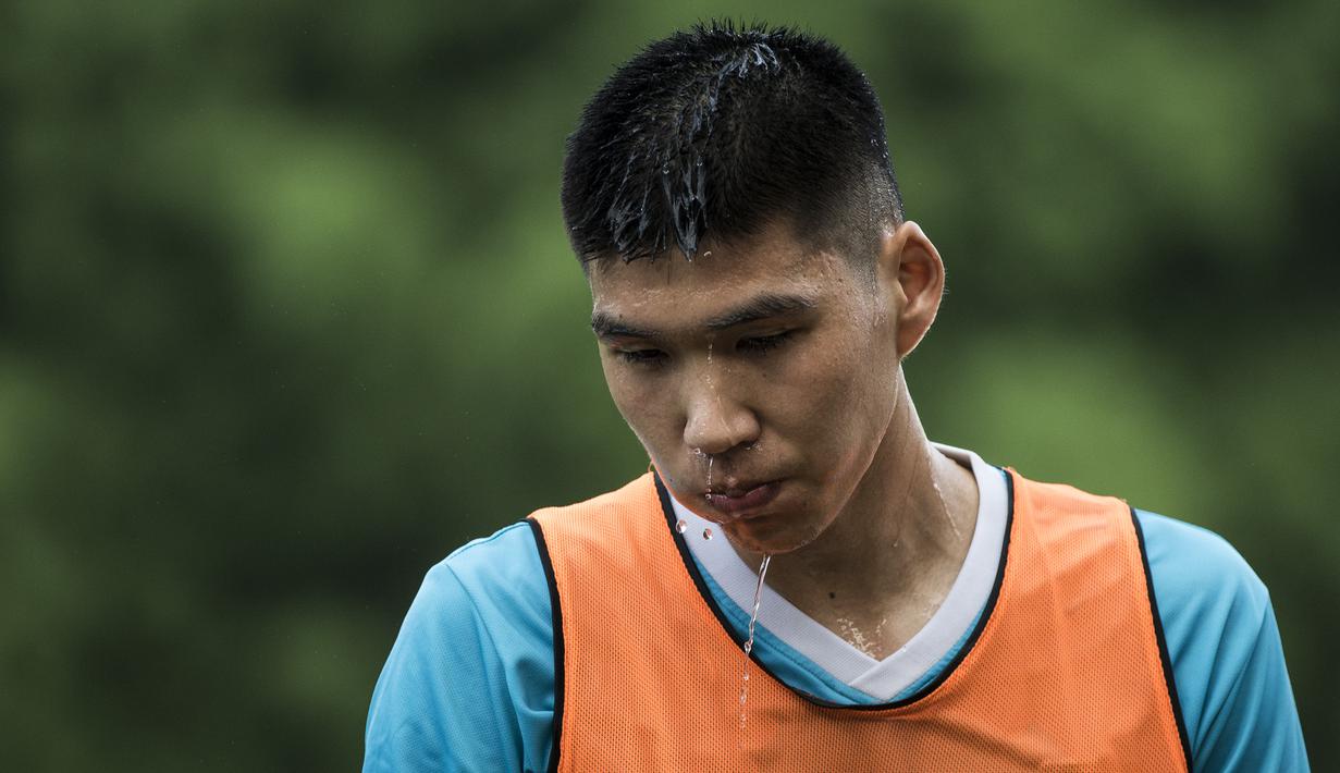 Pemain Persita Tangerang, Tamirlan Kozubaev, melepas dahaga saat latihan di Lapangan SPH Karawaci, Tangerang, Rabu (29/1). Latihan ini merupakan persiapan jelang Liga 1 Indonesia 2020. (Bola.com/Vitalis Yogi Trisna)