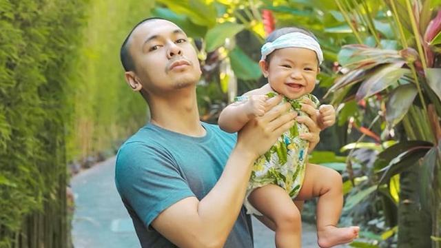 6 Potret Liburan Seru Keluarga Raditya Dika Di Bali Momong Putri Tercinta Hot Liputan6 Com