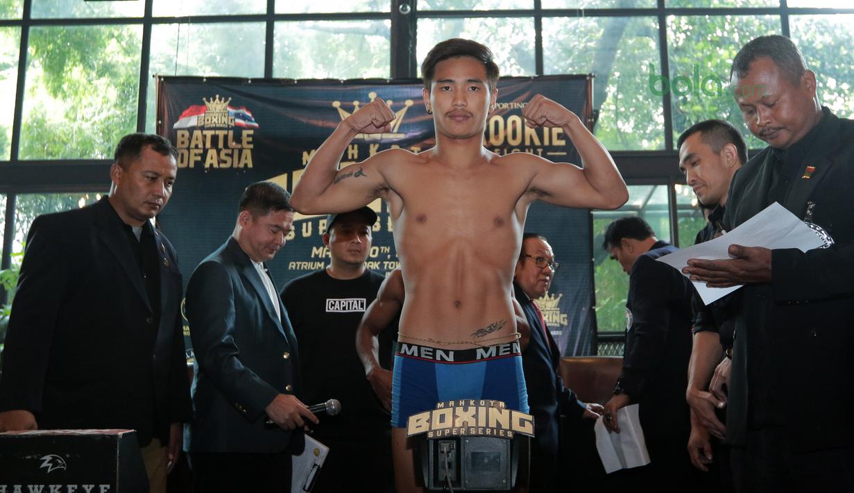 Gaya Thailand, Phuttinphong Rakoo saat timbang badan di Leon Restourant, Wijaya, Jakarta (09/3/2018). Jansen dan Rakoo bermain pada kelas Lightweight. (Bola.com/Nick Hanoatubun).