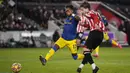 Pada menit ke-32 lagi-lagi Brentford memperoleh peluang. Kali ini kembali Mathias Jensen yang masih gagal menjebol gawang David De Gea. Tembakannya usai menerima umpan Ivan Toney masih bisa dihalau kiper asal Spanyol tersebut. (AP/Matt Dunham)