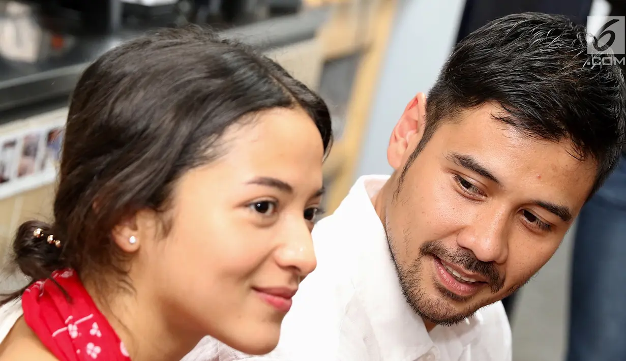 Pasangan selebritis Chicco Jerikho bersama istrinya Putri Marino menjawab pertanyaan wartawan di Jakarta, Kamis (8/3). Chicco dan Putri pertama kali bertemu sekitar dua tahun lalu di sebuah acara. (Liputan6.com/Immanuel Antonius)