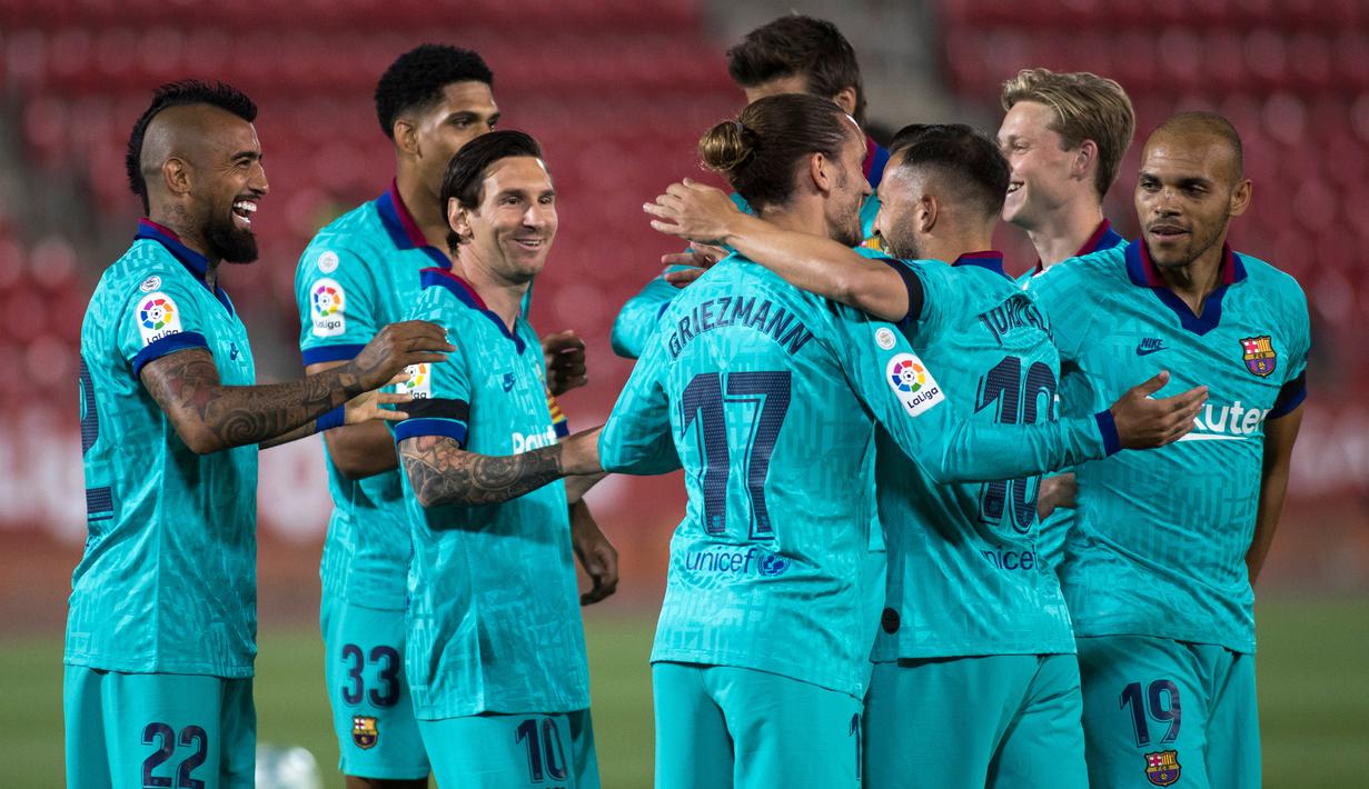 4. Barcelona (86 gol dari 38 pertandingan) - Meski tidak berhasil meraih titel juara La Liga 2019/2020 Namun Barcelona sangat andal dalam mencetak gol. Barcelona membukukan 86 gol pada kompetisi La Liga dan Lionel Messi meraih gelar top skor lewat torehan 25 gol. (AFP/Jaime Reina)