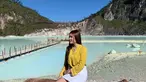 Saat mendengar lagu Jaran Goyang, dalam benakmu mungkin terbesit nama pedangdut cantik Nella Kharisma. Berkat membawakan lagu tersebut, kepopulerannya kian melejit dan disebut-sebut sebagai pesaing Via Vallen. (Liputan6.com/IG/@nellakharisma)