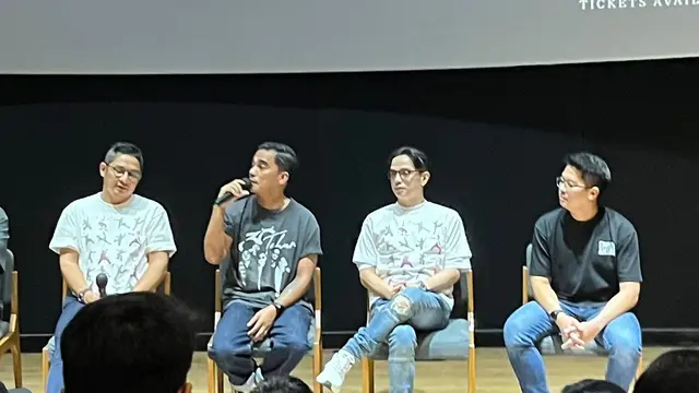 Enda Ungu, berbaju abu-abu dan memegang mic pada konferensi pers "Antam presents 30 Tahun Berkarya Ungu Waktu Yang Dinanti Final Chapter” yang diselenggarakan di kawasan Jakarta pada (6/10/2026). (Liputan6.com/Afradhiya N.R)