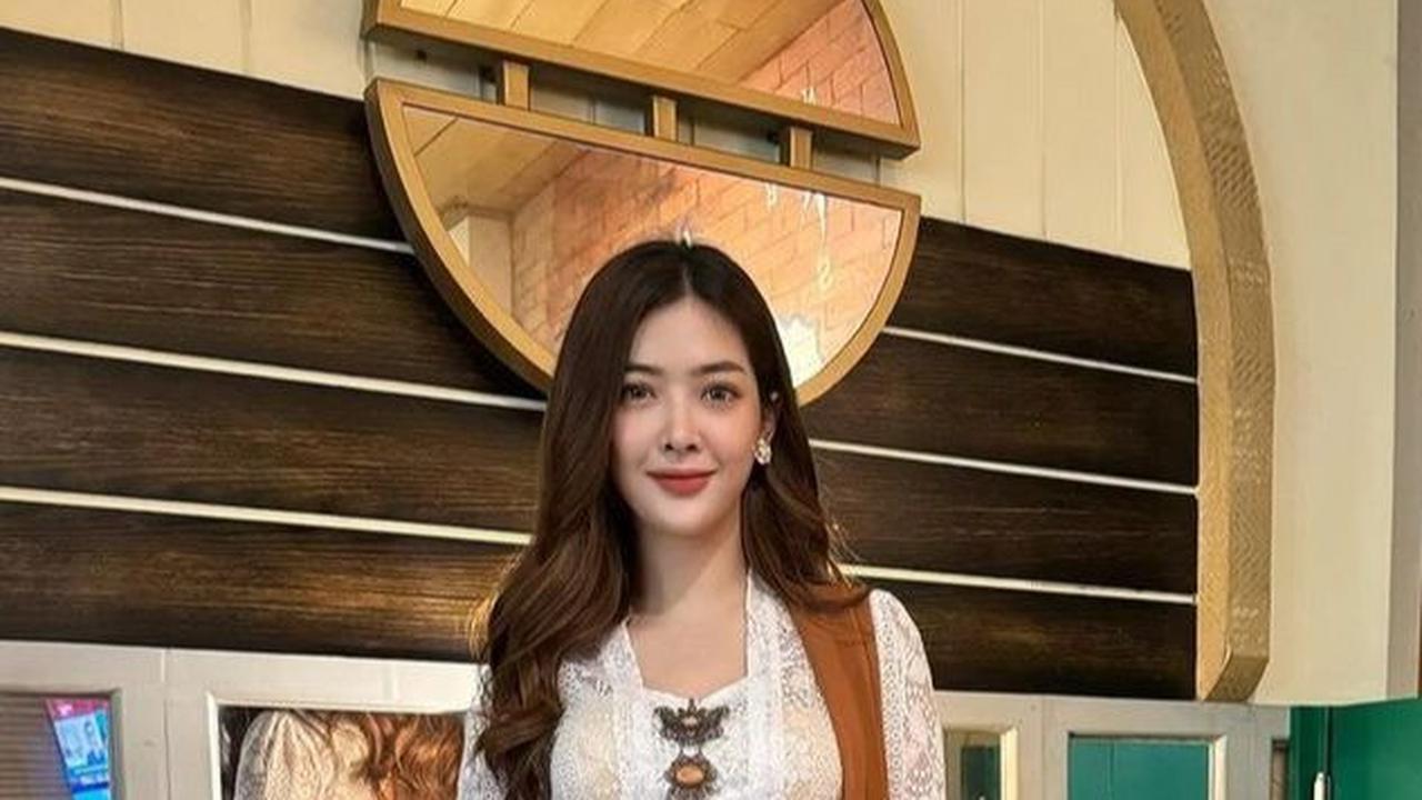 Pesona Dara Sarasvati berhasil mencuri hati banyak warga, yang tidak ragu memuji kecantikannya.&nbsp;