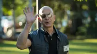 Jeff Bezos, CEO Amazon ini menjadi pria terkaya di dunia tahun ini dan terus melakukan ekspansi bisnis retailnya hingga ke seluruh dunia. (Drew Angerer/Getty Images/AFP)