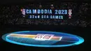Upacara pembukaan Pesta Olahraga Asia Tenggara (SEA Games) ke-32 diawali dengan masuknya bendera nasional Kamboja ke dalam Stadion Nasional Morodok Techo, Phnom Penh. (MOHD RASFAN/AFP)