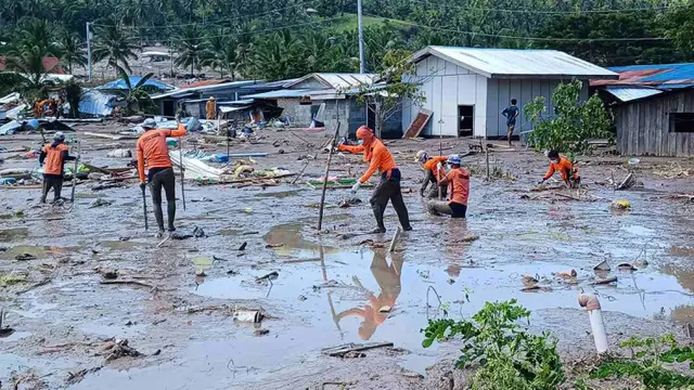 Pencarian Korban Hilang yang Tertimbun Tanah Longsor Pasca Badai Nalgae di Filipina