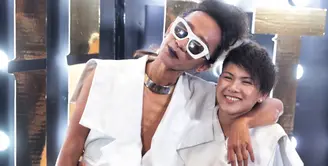 Komedian Aming Sugandhi, alias Aming selalu ingin tampil beda dalam sebuah acara. Bersama dengan sang istri, Evelin Nada Anjani ia terlihat hadir dalam malam penghargaan Silet Award 2016. (Adrian Putra/Bintang.com)