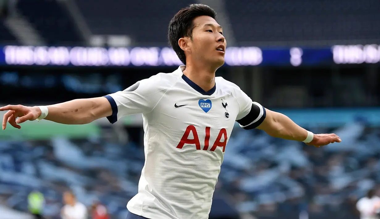 Penyerang Tottenham Hotspur, Son Heung-min berselebrasi usai mencetak gol ke gawang Arsenal pada pertandingan lanjutan Liga Inggris di Stadion Tottenham Hotspur di London, Inggris, Minggu (12/7/2020). Tottenham menang tipis atas Arsenal 2-1. (Michael Regan/Pool via AP)