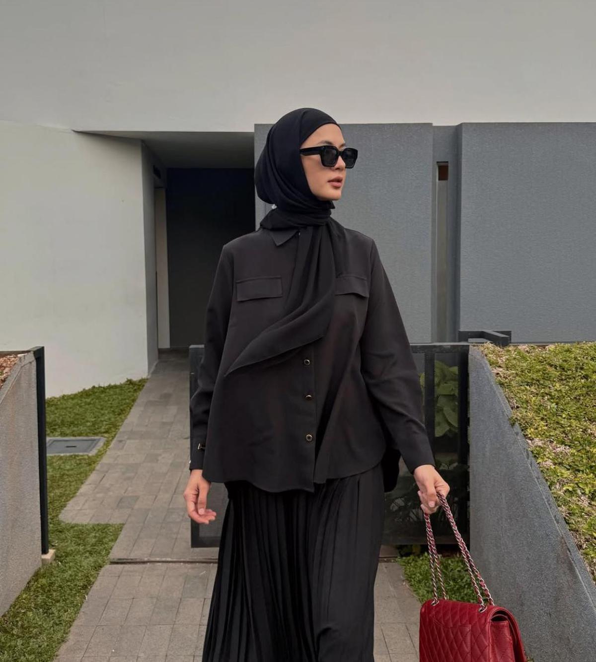 Dari Street Style ke Look Formal, Ini Inspirasi Hijab Paula Verhoeven yang Memikat