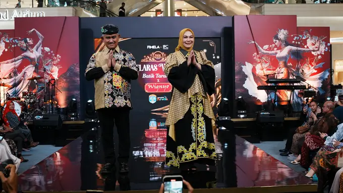 Wali Kota Tarakan Khairul dan Istri Tampilkan Pesona Wastra Tarakan di Parade Wastra Nusantara 2025