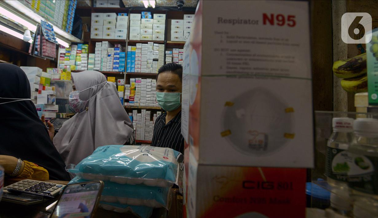 Pedagang melayani pembeli di salah satu toko penjualan masker di Pasar Pramuka, Jakarta Timur, Rabu (4/3/2020). Polda Metro Jaya menggelar sidak di Pasar Pramuka untuk menyikapi lonjakan harga dan kelangkaan masker di pasaran terkait virus corona atau COVID-19. (merdeka.com/Imam Buhori)