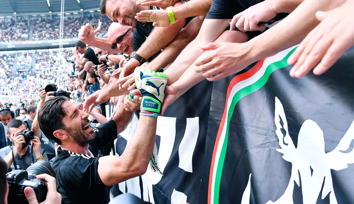 Kiper Juventus Gianluigi Buffon menyapa suporter sebelum pertandingan melawan Hellas Verona pada lanjutan Liga Serie A Italia di Stadion Allianz, (19/5). Buffon dipastikan akan hengkang pada setelah musim ini berakhir. (AP Photo/Alessandro Di Marco)
