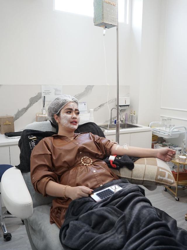 Vega Darwanti saat melakukan perawatan wajah (ist)