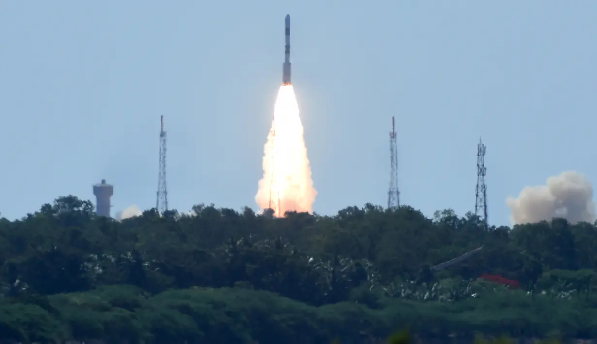 Peluncuran PSLV-C34 milik Indian Space Research Organisation's (ISRO) yang mengangkut 20 satelit di Sriharikota, area pesisir timur India, Rabu (22/6). Termasuk di dalamnya satelit milik Amerika Serikat, Kanada, Jerman dan Indonesia. (Arun Sankar/AFP)