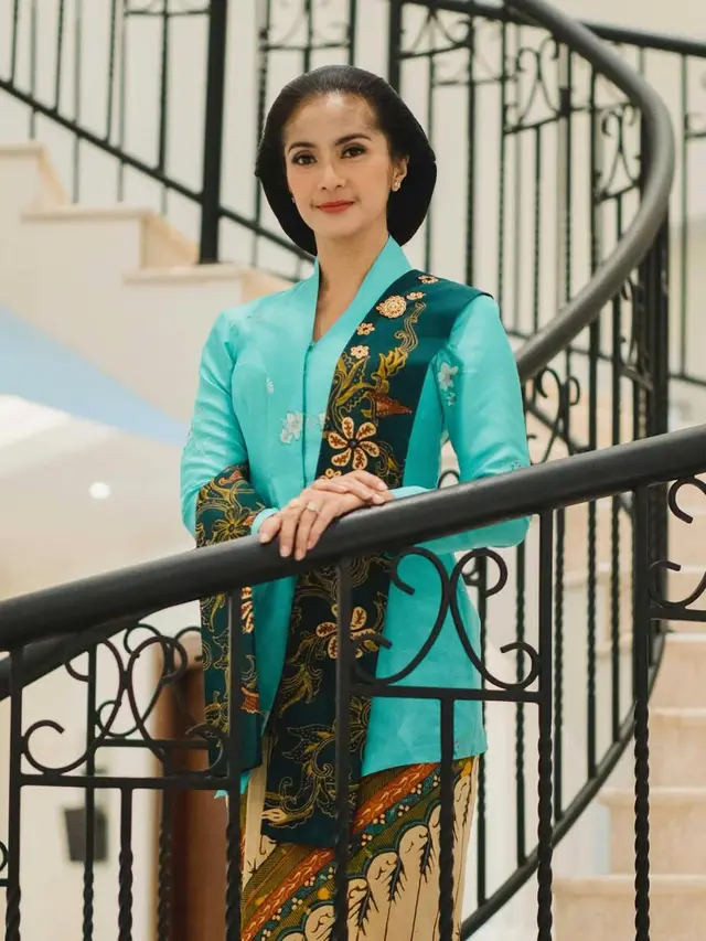 9 Model Kebaya ala Maudy Koesnaedi, Penampilan di Reuni Abang None Curi Perhatian
