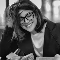 Dian Sastrowardoyo tetap cantik memukai dalam nuansa monokrom. (instagram/therealdisastr)