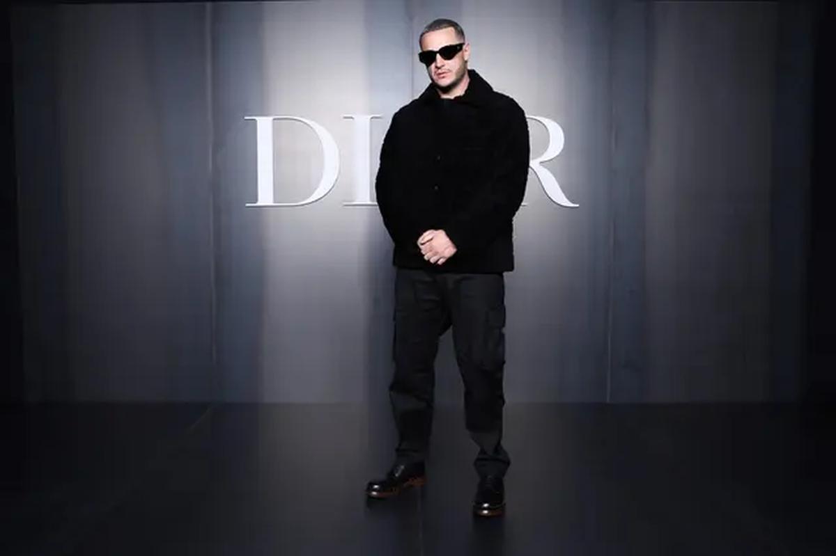 DJ Snake, musisi asal Prancis ini tampil edgy dengan outfit serba hitam, terdiri dari long coat, long pants, dan sepatu pantofel berwarna senada. Tak lupa, ia melengkapi tampilan dengan kacamata hitam yang semakin memperkuat kesan misterius dan stylish. [Dok/DIOR].